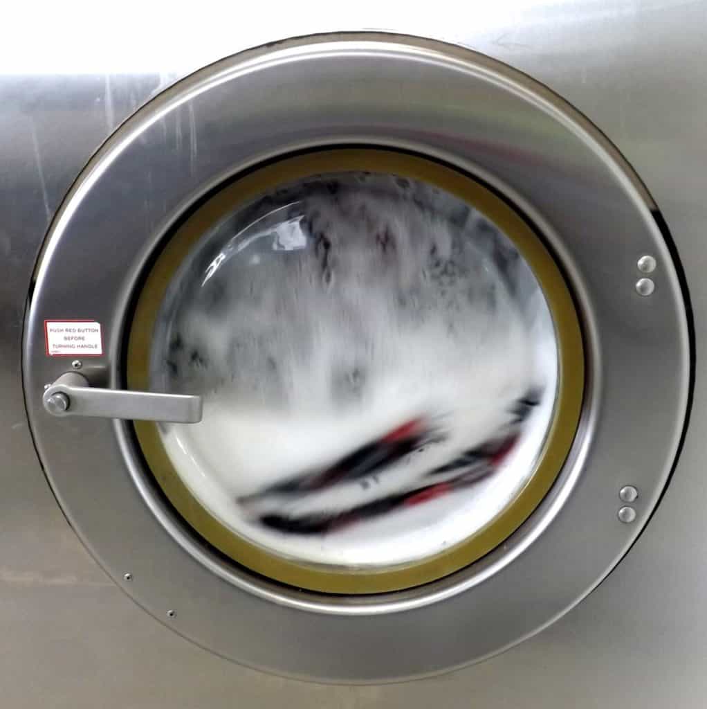 Vasekmaskine i gang med at vaske - fyldt med skum