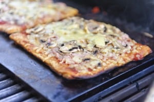 Pizza med champignon lavet på grill