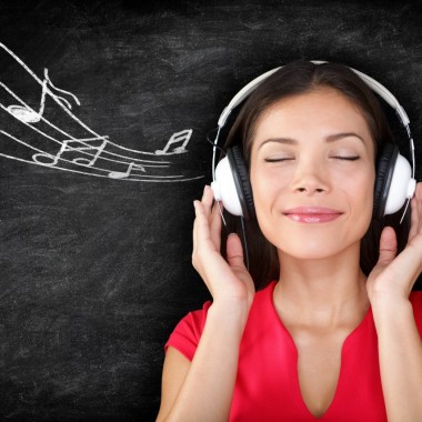 Kvinde lytter til musik i høretelefoner - streaming